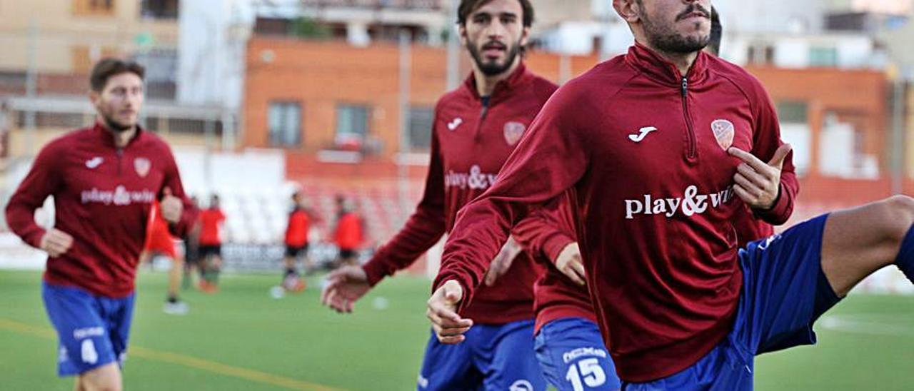 Jugadores del Alzira realizan ejercicios de calentamiento. | UD ALZIRA