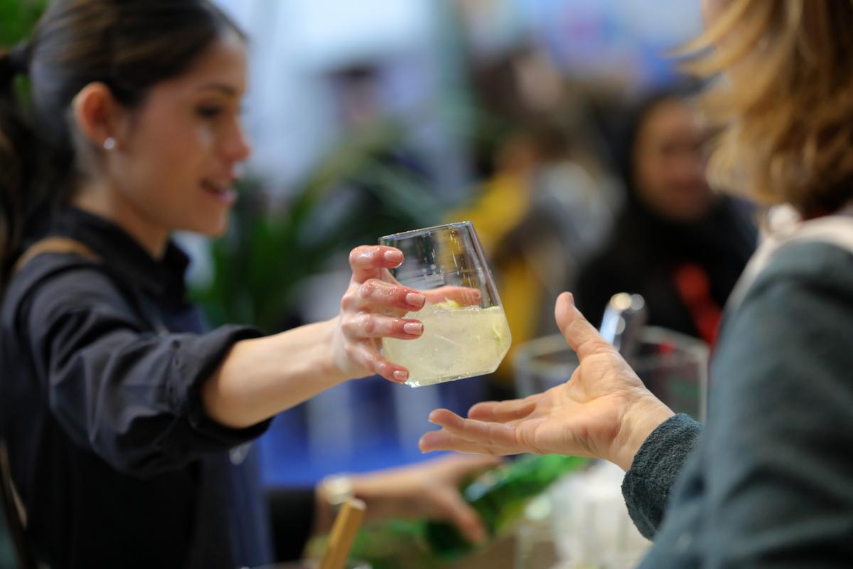 Archivo - Dos mujeres beben un refresco, en Madrid (España).