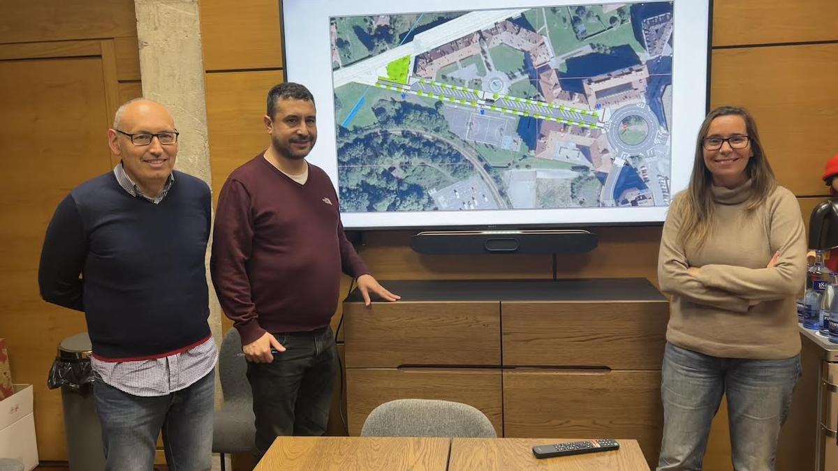 Javier Rodríguez, entre los técnicos municipales Juan Carlos Álvarez y Leire Gabilondo, presentando una infografía sobre el proyecto.