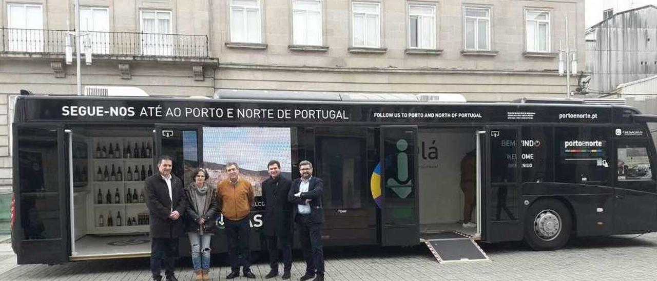 Representantes de O Salnés visitaron ayer el autobús turístico interactivo del Norte de Portugal. // FDV