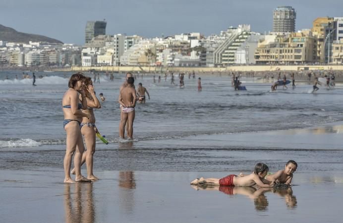 LAS PALMAS DE GRAN CANARIA A 21/06/2017. La Agencia Estatal de Meteorología (Aemet) ha decretado el aviso amarillo por altas temperaturas para este jueves, 22 de junio en Gran Canaria. Playa de Las Canteras. FOTO: J.PÉREZ CURBELO