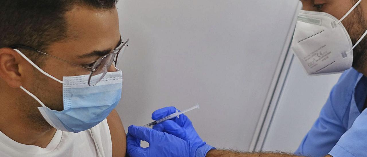 Vacunación de un joven en Infecar, en la capital grancanaria. | |