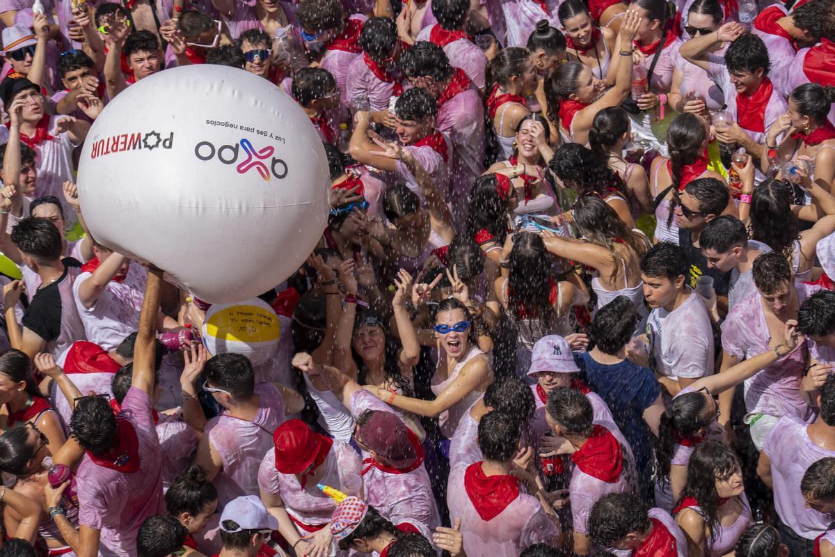 En imágenes | Teruel estalla con la puesta del panuelo al Torico