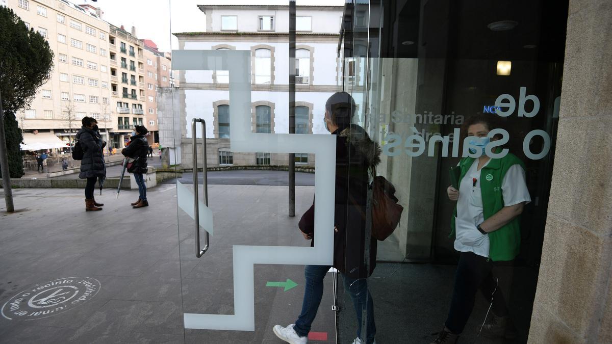 Pacientes saliendo del Hospital Provincial de Pontevedra.