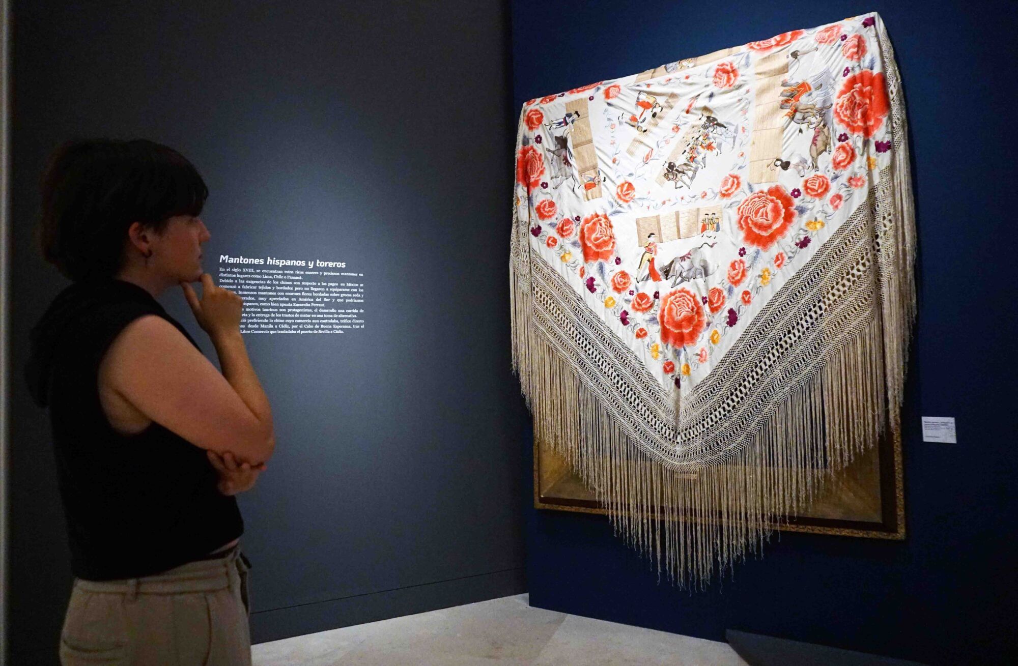 El delegado de Turismo, Cultura y Deporte, Carlos García, presenta la exposición 'El mantón de Manila. Colección Perraut en el Museo de Málaga', con la asistencia de la directora del Museo de Málaga, María Morente; Encarnación Perraut, dueña de la colección de mantones, y su hijo Jesús Burgos Perraut
