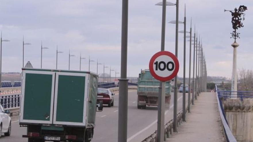 Varios coches a la salida de Zamora por el puente nuevo, limitado a 100 kilómetros por hora en la actualidad.