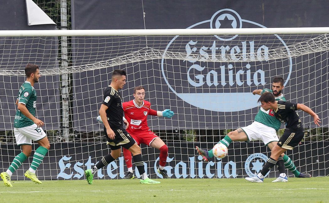 Tarde de goles en Barreiro entre el Celta B y el Coruxo