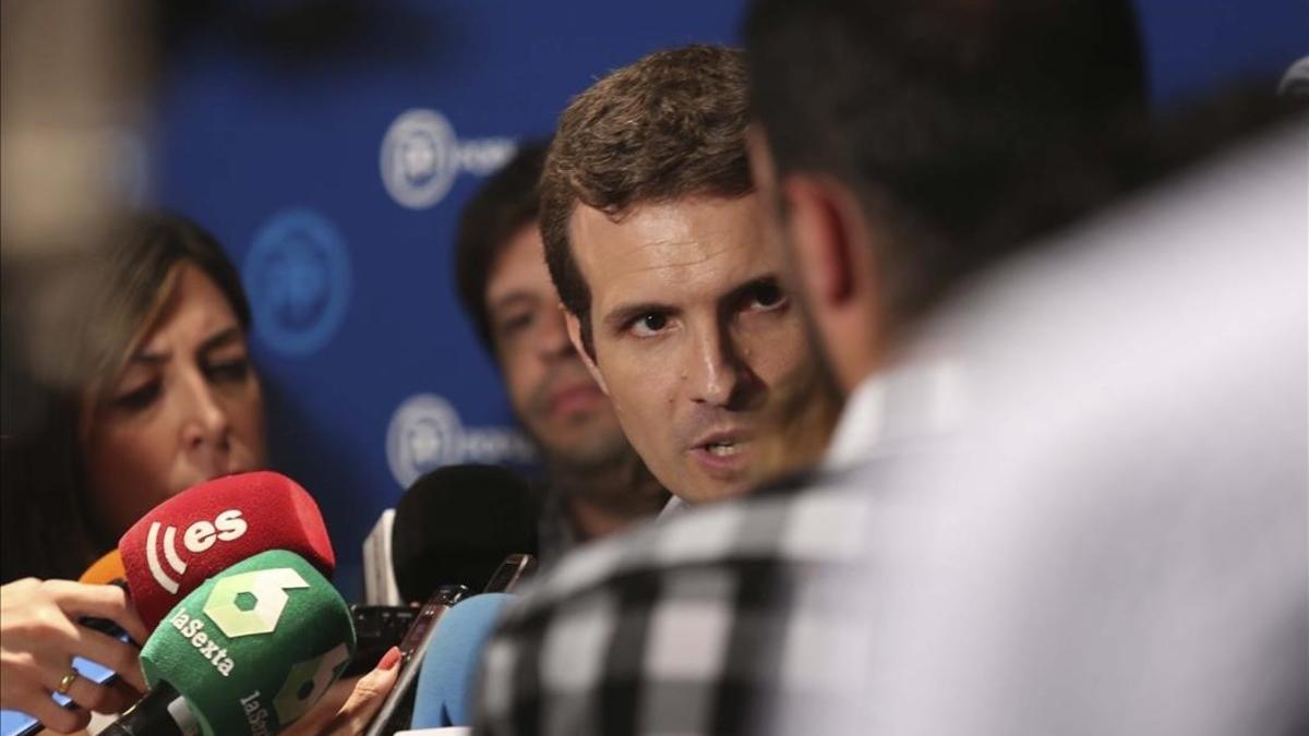 Pablo Casado, durante sus declaraciones en la sede del PP