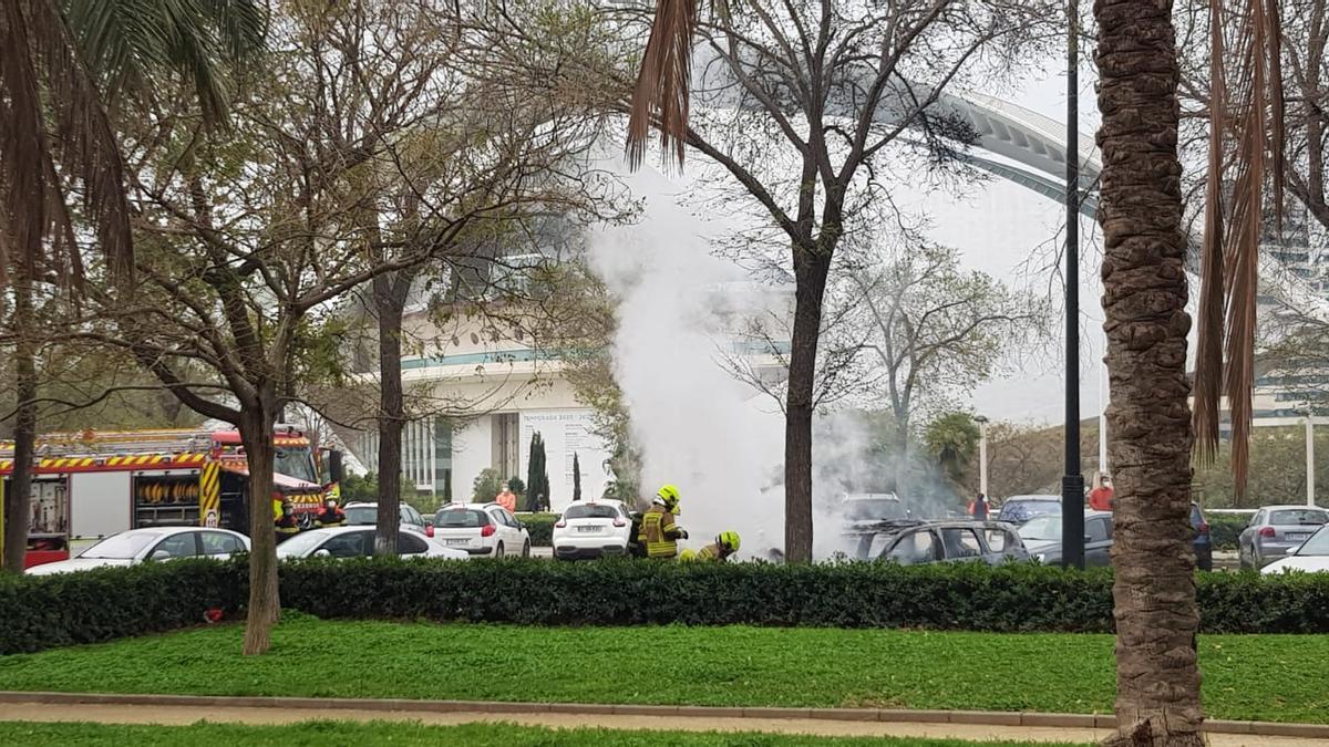 Arde un coche frente al Palau de les Arts