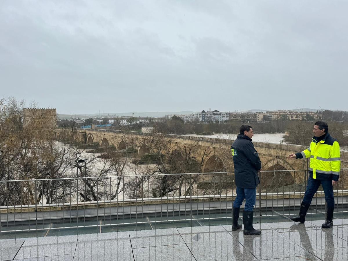 Juanma Moreno y José María Bellido observan el cauce del Guadalquivir a su paso por Córdoba