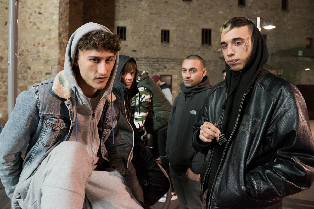 En primer plano, Yung Beef y Kaydy Cain (Dani Gómez), parte de PXXR GVNG, junto a sus colegas Fabio y Hakim, en la plaza del Macba el 5 de enero  del 2016.
