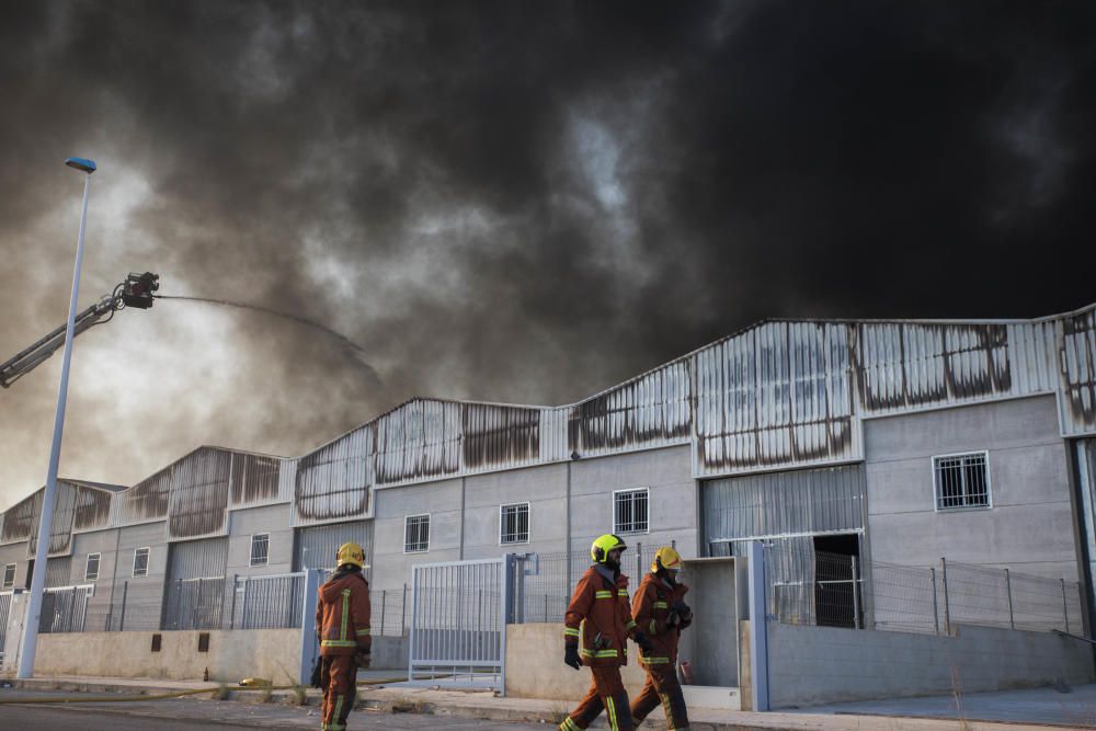 Incendio en el polígono de la Cova de Manises