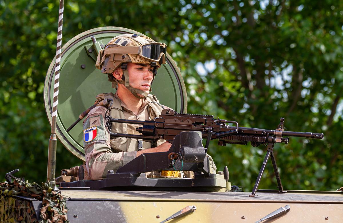 Un soldado francés participante en el ejercicio Defender Europe 23, a bordo de un blindado.