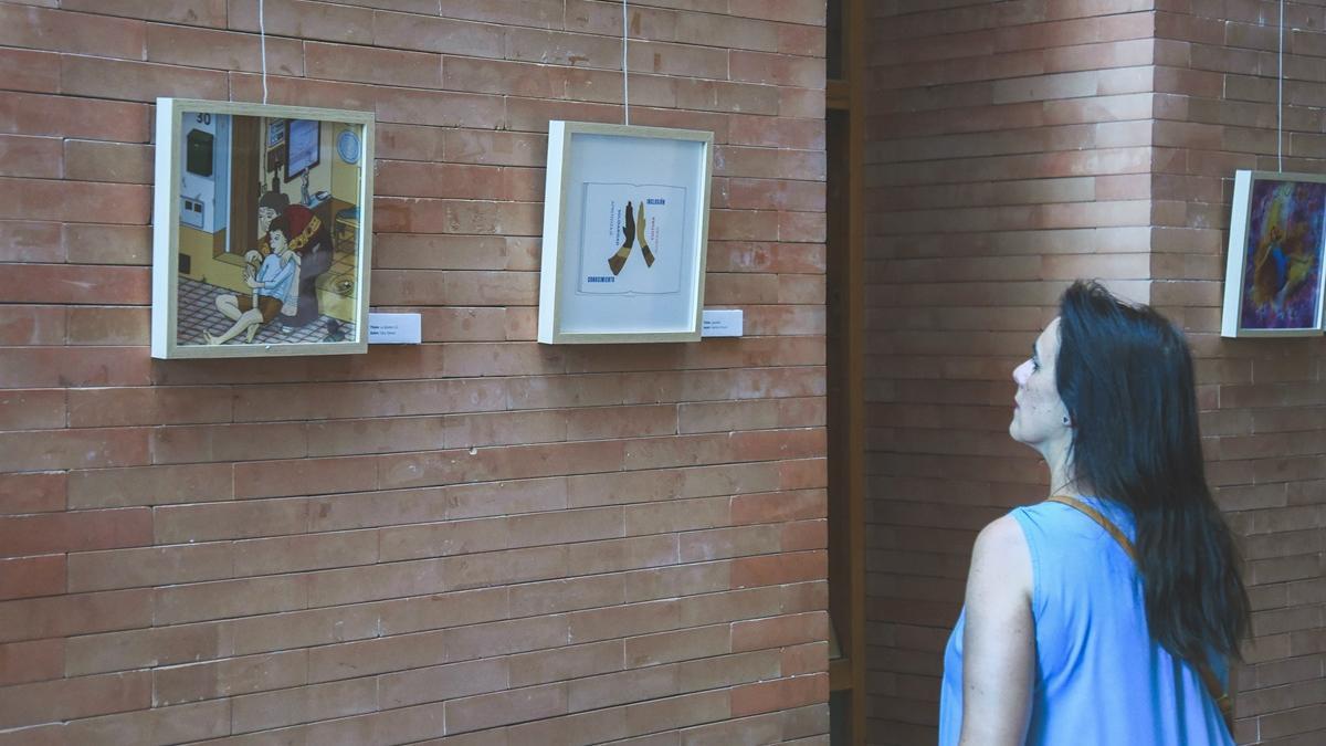 Una mujer observando las imágenes de la muestra.