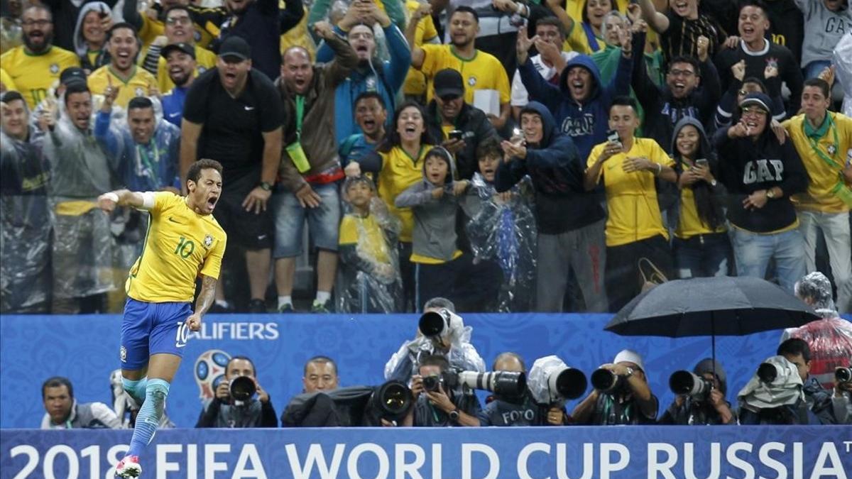 Neymar celebra el gol conseguido ante Paraguay, que lo redimió tras fallar un penalti