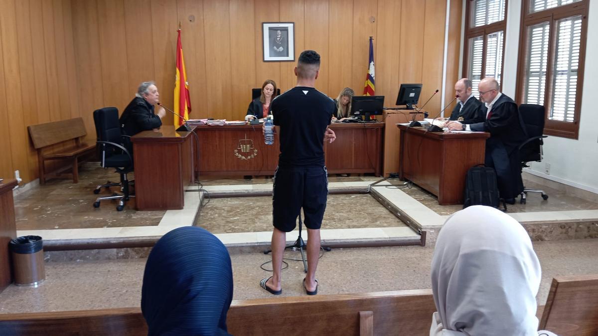 El joven acusado, durante la vista oral en un juzgado de lo penal de Palma.
