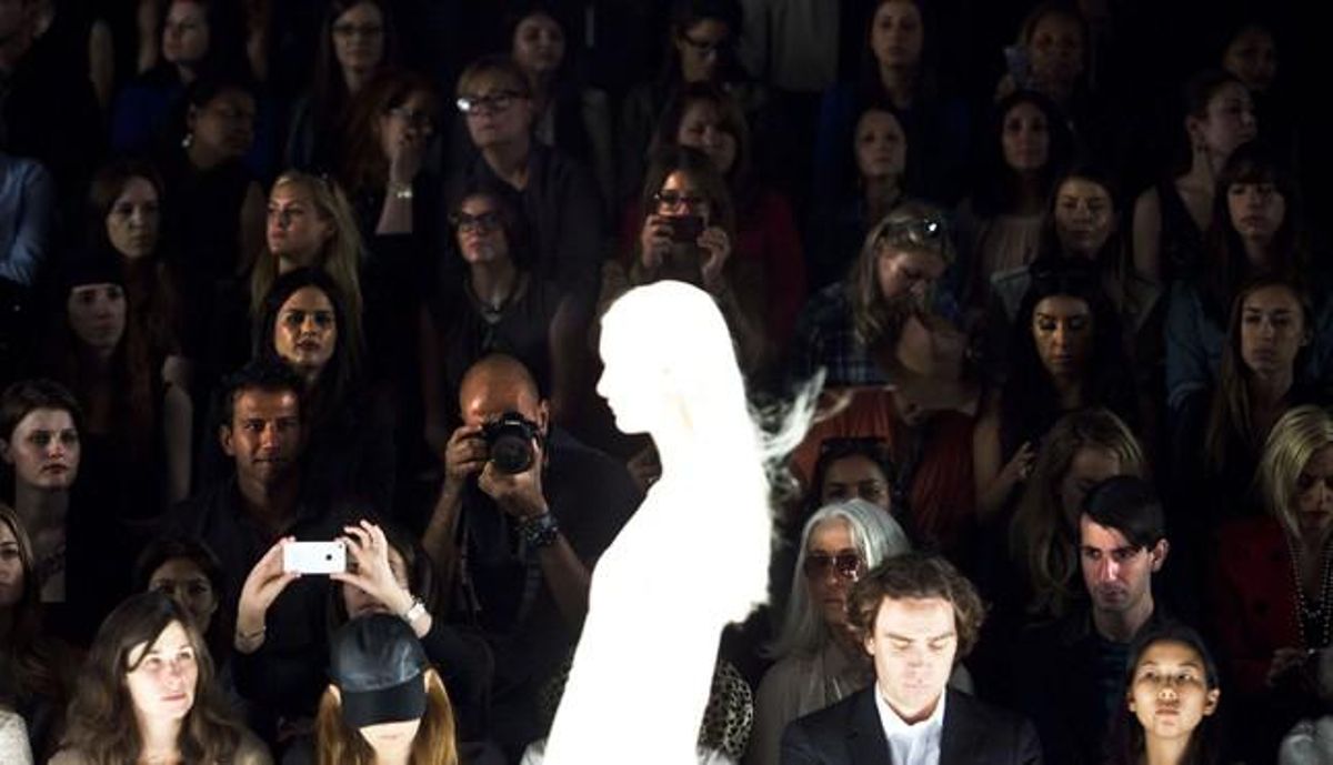 El público mira a una modelo durante la ’Fashion Week’ de Nueva York.