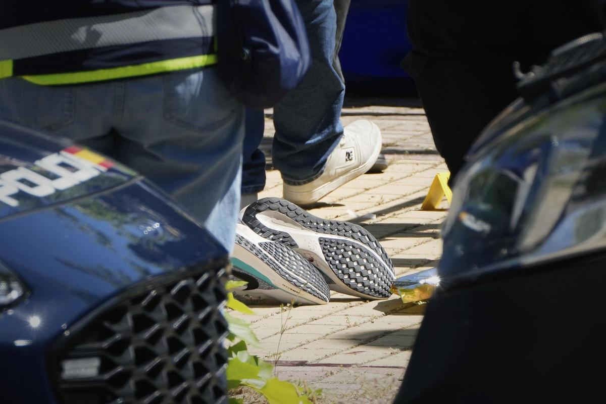 Miembros de la Policía Judicial trabajan junto al cuerpo de Andrii Pornov, el pasado 21 de mayo, frente a la escuela donde fue asesinado.