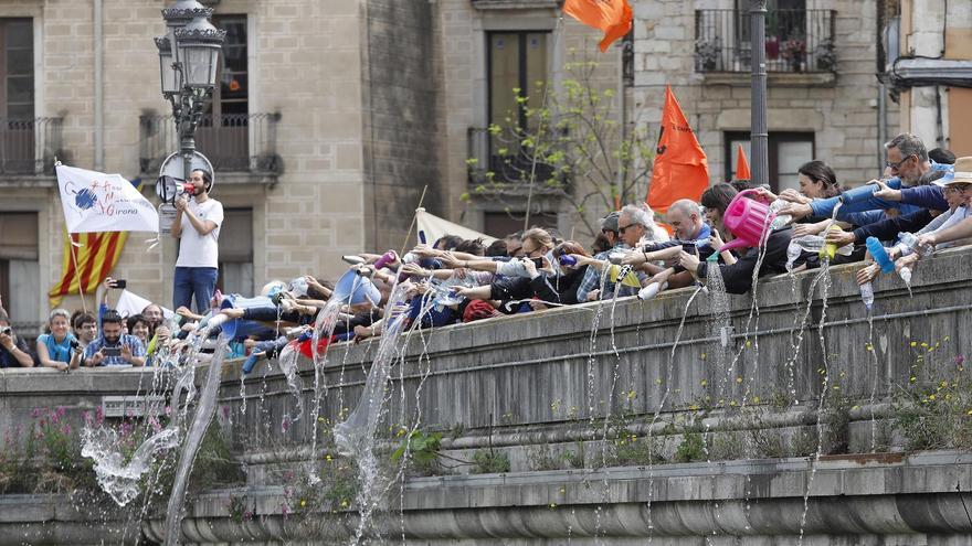 Unes 500 persones s&#039;apleguen a Girona per reclamar més cabal als rius i denunciar la &quot;mala gestió&quot; de l&#039;aigua