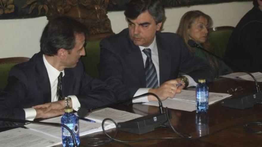 José Luis Prieto conversa con el alcalde Jesús Sedano (derecha).