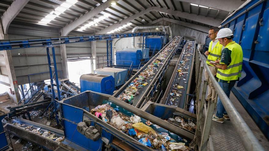 Interior de la planta de tratamiento de residuos que la empresa de la Diputación Epremasa mantiene activa en Montalbán.