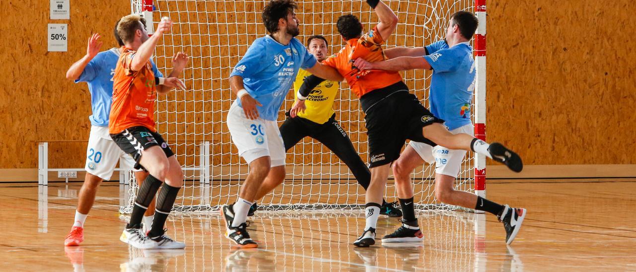 La defensa de la UD Ibiza-HC Eivissa se emplea para detener un ataque del Torrelavega.