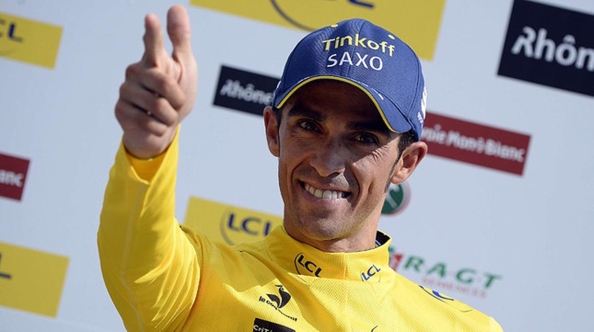 Alberto Contador, vestit de groc després de prendre el liderat del Critèrium del Dauphiné a Chris Froome.