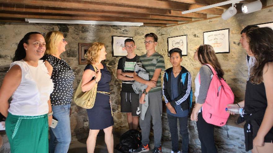 Los alumnos con su obras en la apertura de la muestra.