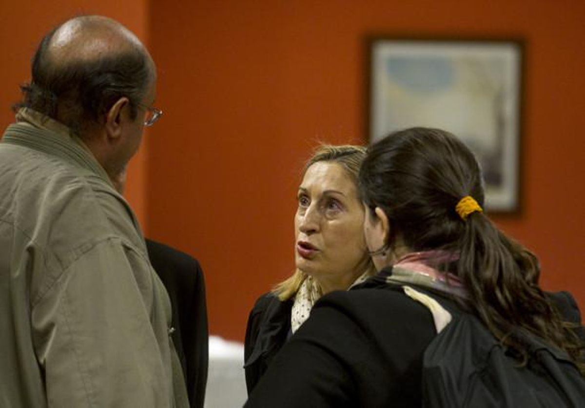 La ministra de Foment, Ana Pastor, parla amb diversos afectats pel cessament de Spanair, divendres a la nit a Barajas. La ministra de Foment, Ana Pastor, parla amb diversos afectats pel cessament de Spanair, divendres a la nit a Barajas.