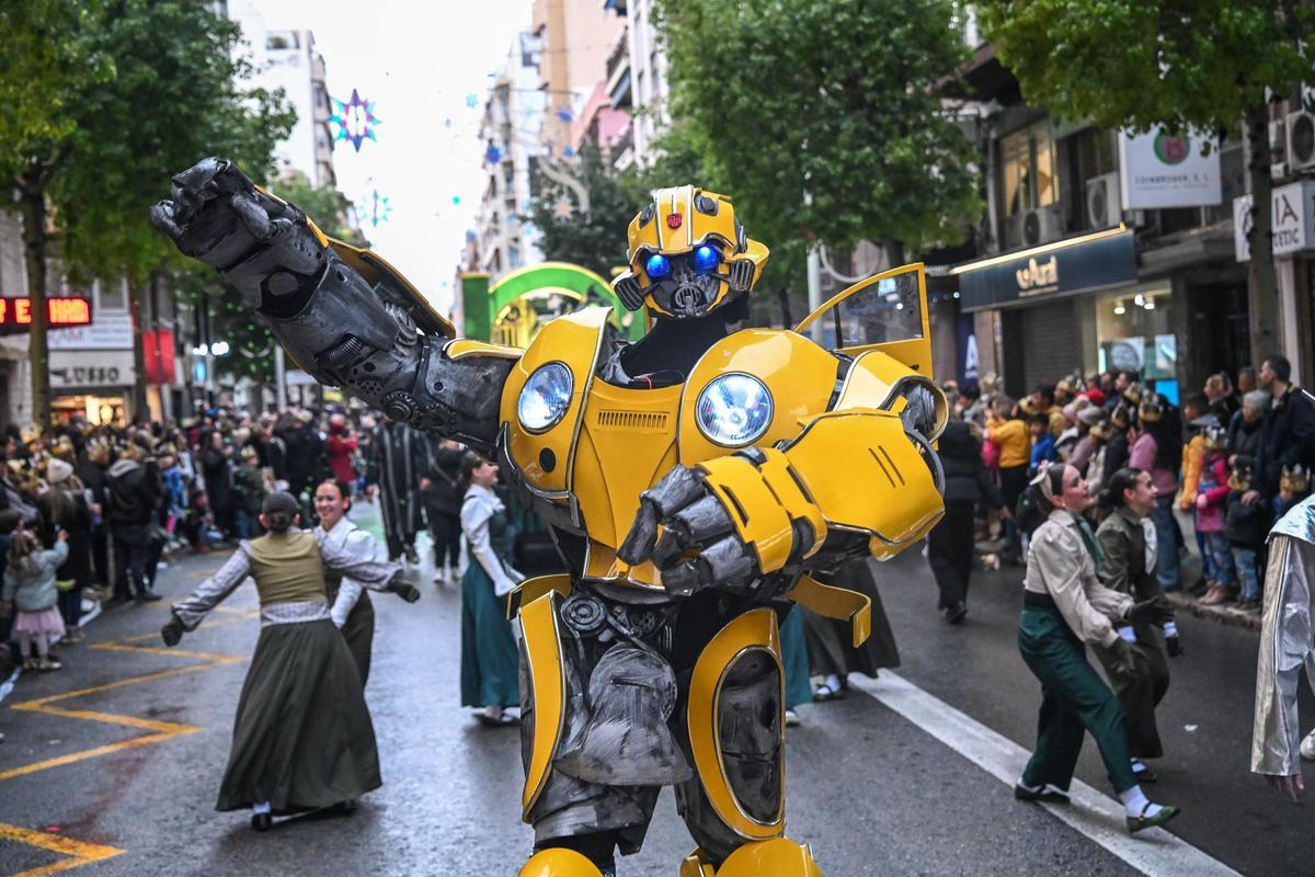 Los Reyes Magos recorren las calles de Elche a pesar de la amenaza de lluvia