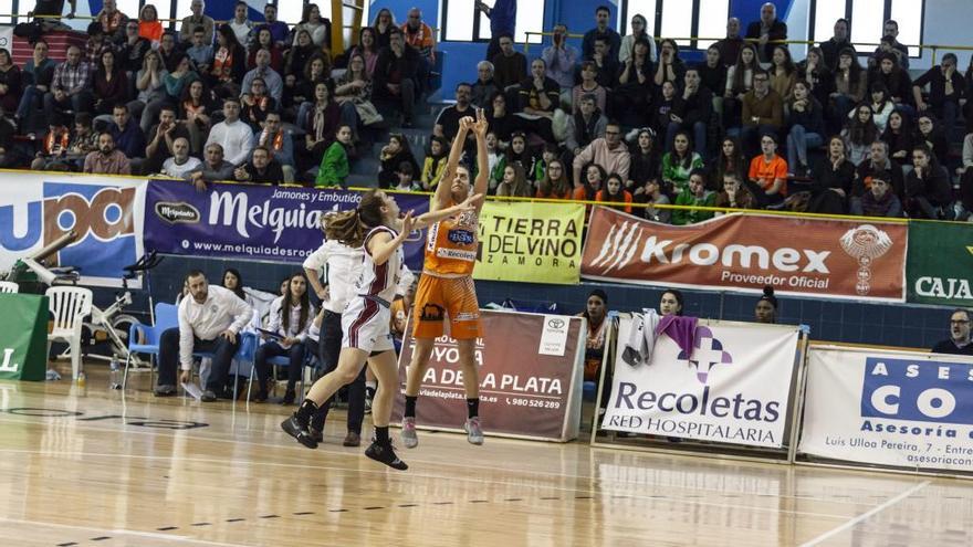 Partido en el Ángel Nieto, con la afición de fondo.