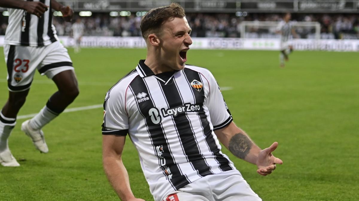 Jakobsen celebran un gol en el SkyFi Castalia.