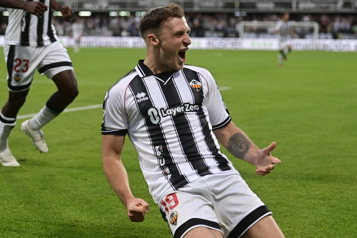 Jakobsen celebran un gol en el SkyFi Castalia.