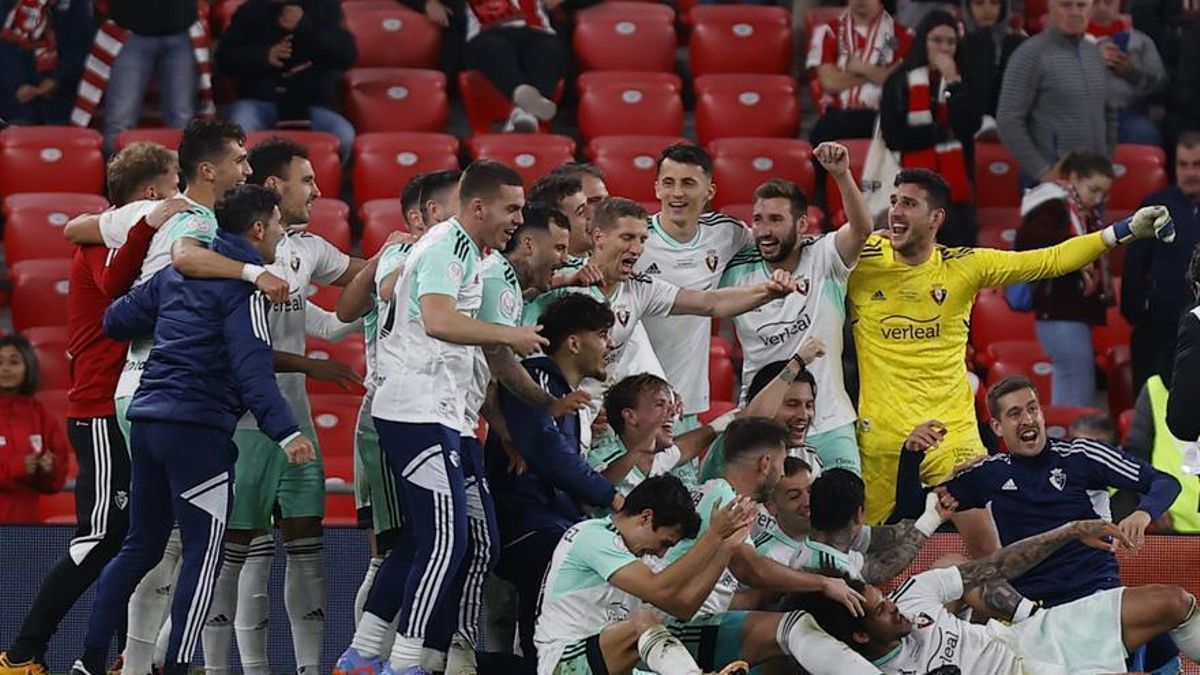 Los jugadores de Osasuna celebran su clasificación para la final de Copa en San Mamés.