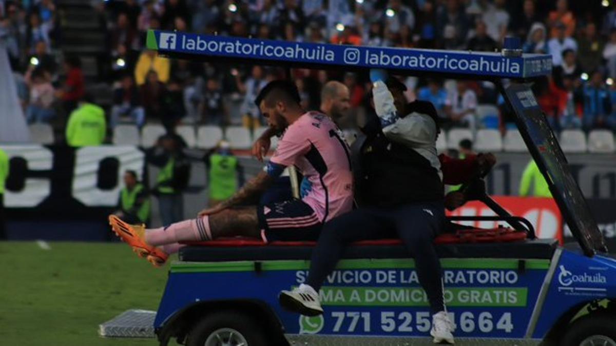 Álex Millán sale del terreno de juego tras el lance que provocó su lesión este lunes en Pachuca.