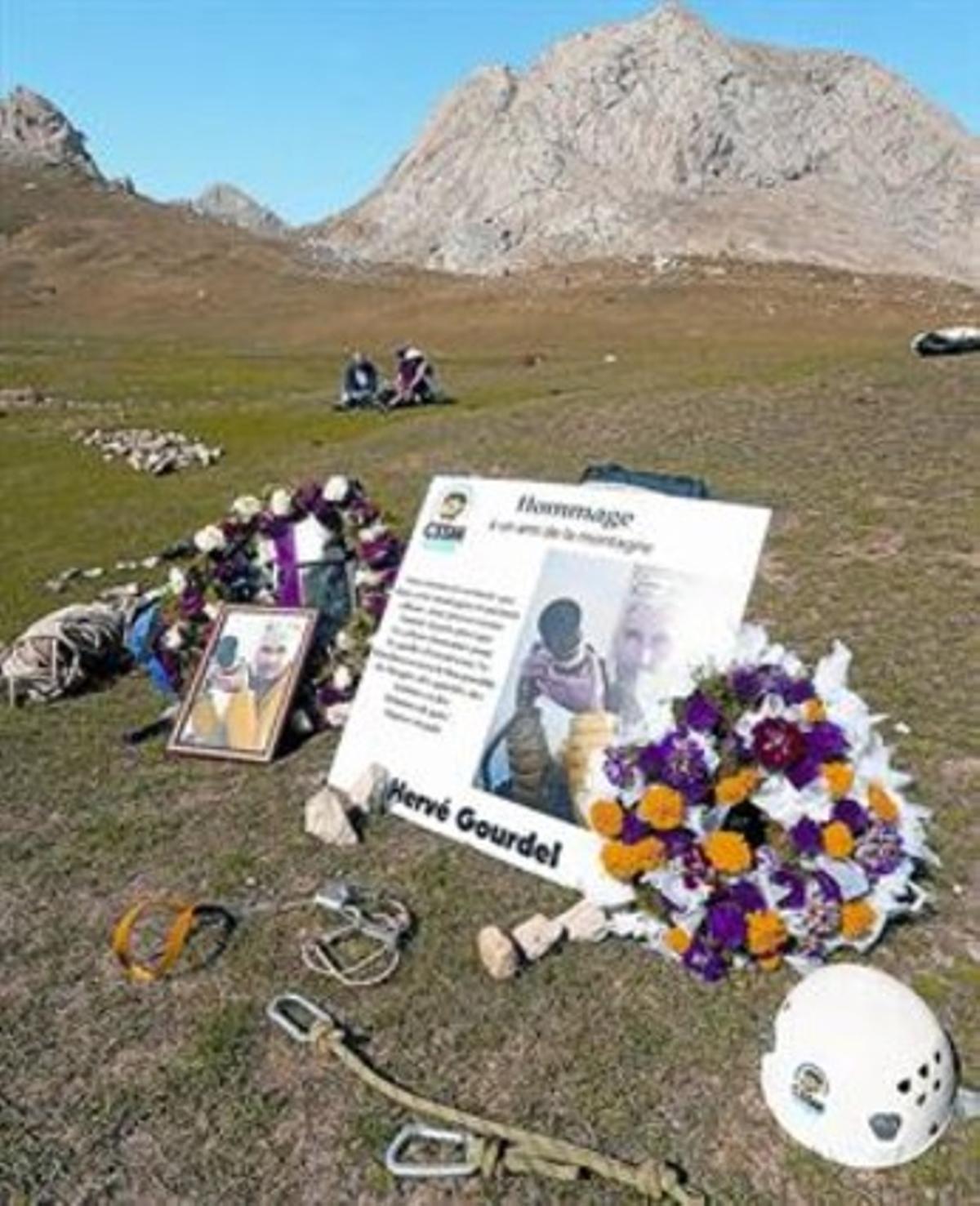 Homenatge al guia decapitat Hervé Gourdel al parc nacional de Tizi Uzu, a Algèria, el dia 10 passat. Homenatge al guia decapitat Hervé Gourdel al parc nacional de Tizi Uzu, a Algèria, el dia 10 passat.