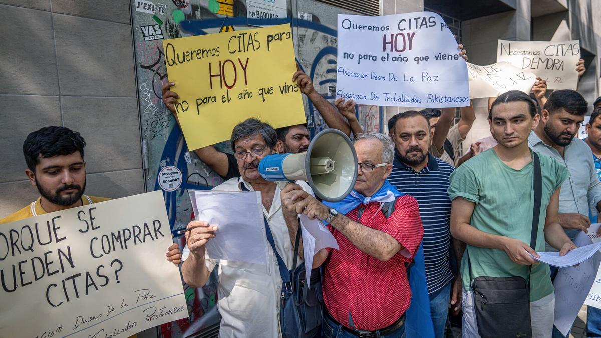 Protesta trabajadores pakistanis sobre mal funcionamiento citas extranjeria de Barcelona