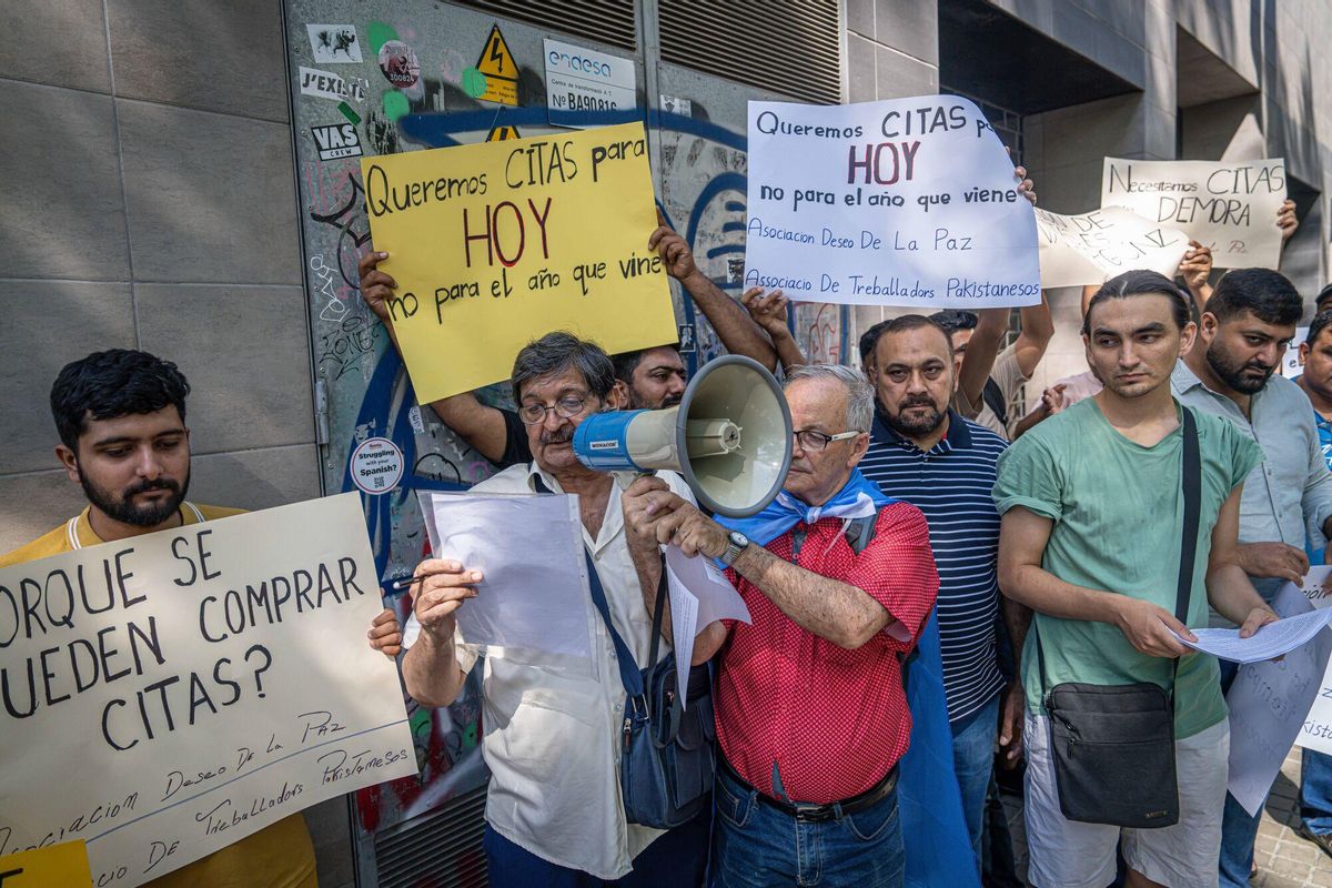 Barcelona 15/07/2025 Sociedad. Protesta trabajadores pakistanis sobre mal funcionamiento citas extranjeria Paseo Sant Joan. AUTOR: MANU MITRU