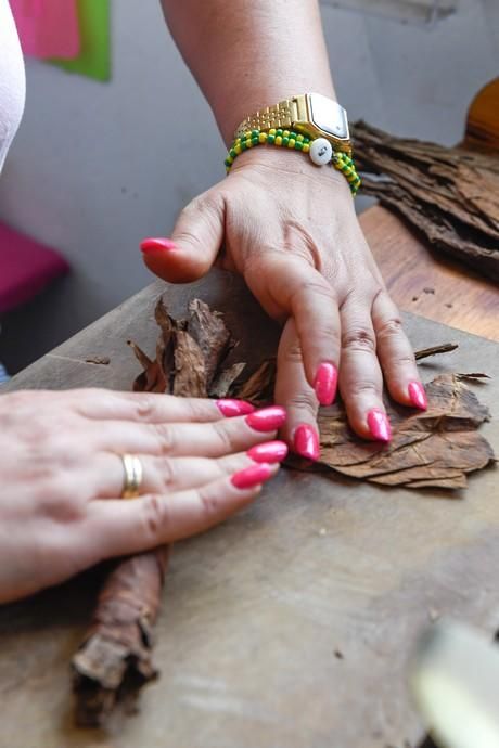 27-08-20  LAS PALMAS DE GRAN CANARIA. SCHAMANN. LAS PALMAS DE GRAN CANARIA.  Reportaje al único taller de puros artesanos que hay en la capital. El taller se llama Doble M y lo lleva Mercedes Martínez, ella es cubana y trae las hojas de tabaco desde la isla caribeña, todo lo hace a mano.  Fotos: Juan Castro.  | 27/08/2020 | Fotógrafo: Juan Carlos Castro