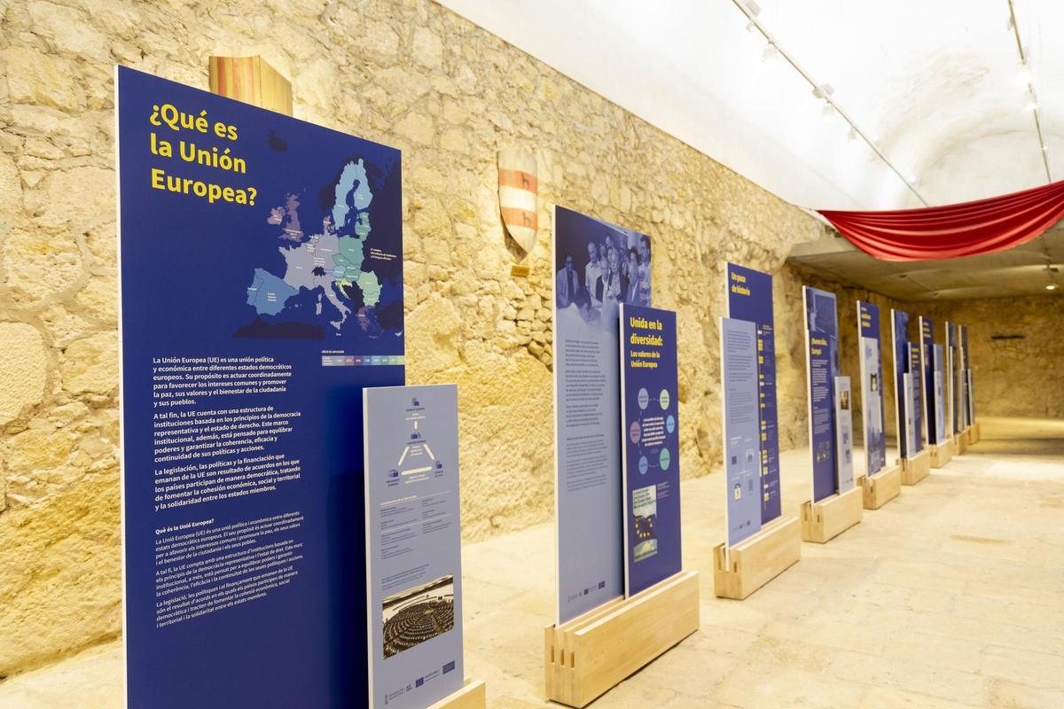 Exposición en el castillo de Santa Bárbara sobre el 40 aniversario de la firma del tratado de adhesión a la UE por parte de España.