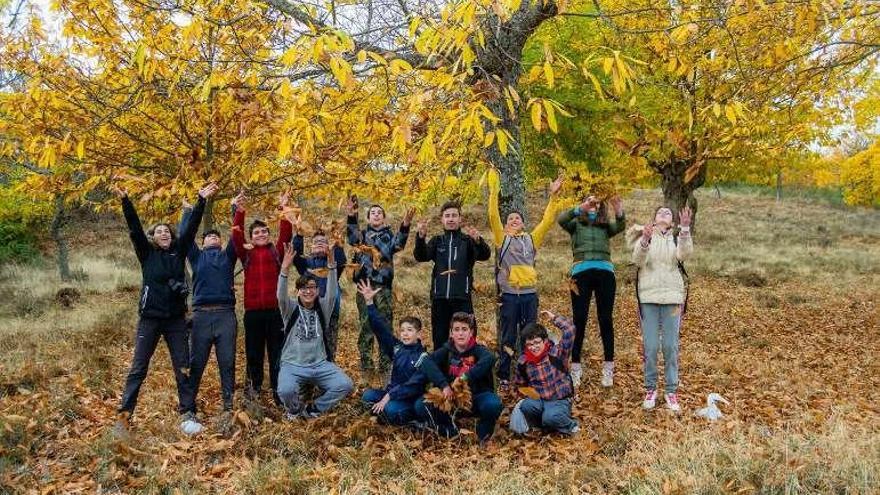 Grupo de escolares en la salida al campo.