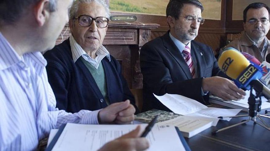 Acto de presentación del libro. En el centro, Antonio Vega y Mañanes.