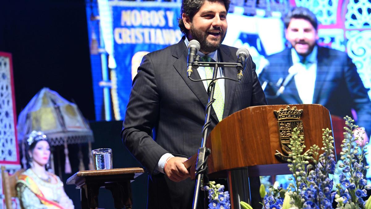 El jefe del Ejecutivo autonómico, Fernando López Miras, pronunció el pregón con motivo de las Fiestas en Honor a la Santísima Cruz, Moros y Cristianos de Abanilla