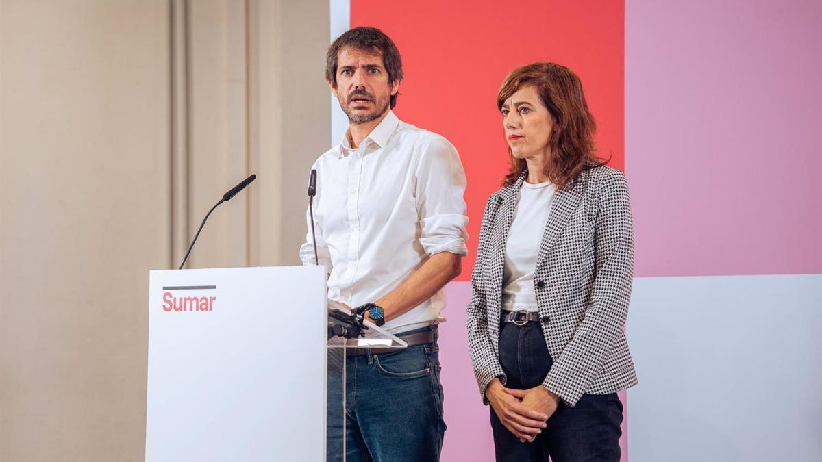 El portavoz de Sumar, Ernest Urtasun y la portavoz de Sumar en el Congreso, Marta Lois, durante una rueda.