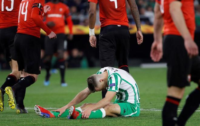 El centrocampista del Real Betis Sergio Canales se lamenta durante el partido de vuelta de dieciseisavos de final de la Liga Europa que Real Betis y Rennes juegan esta noche en el estadio Benito Villamarín.