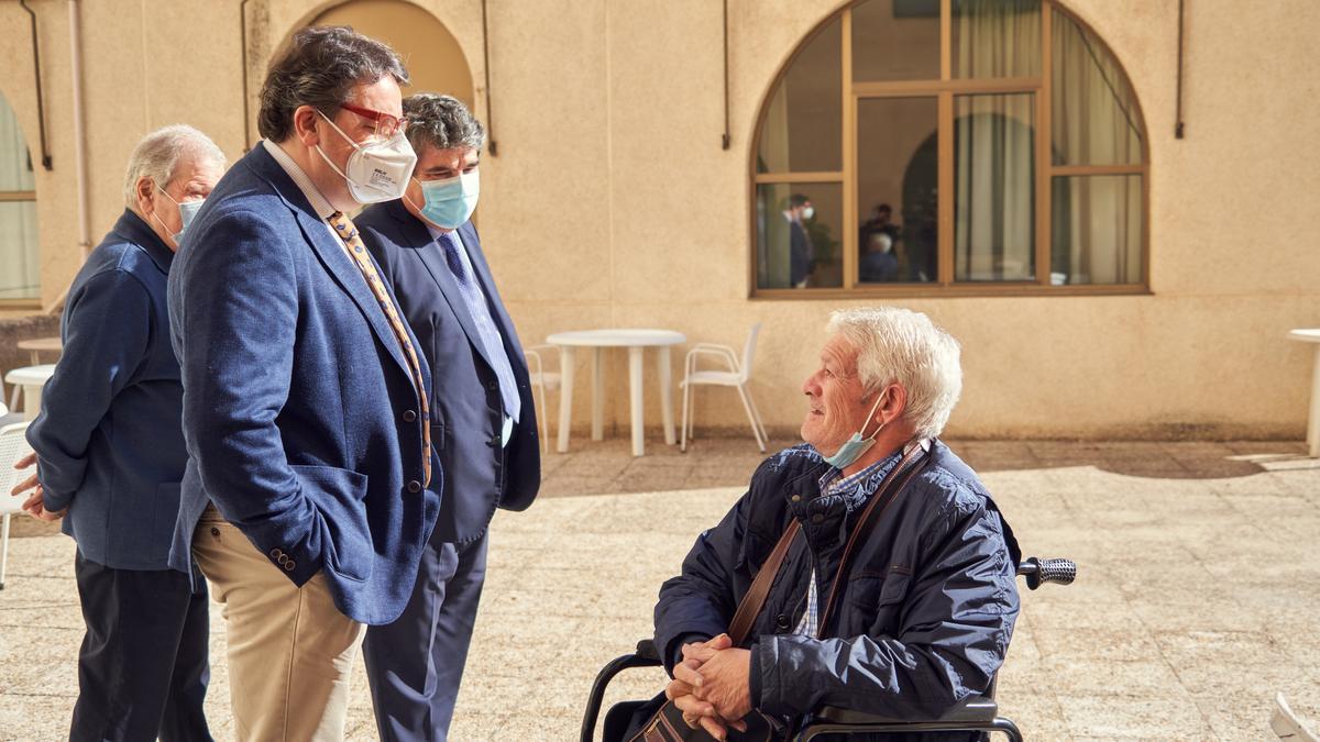 El consejero José María Vergeles conversa con un residente del centro de mayores Ciudad Jardín de Cánovas.