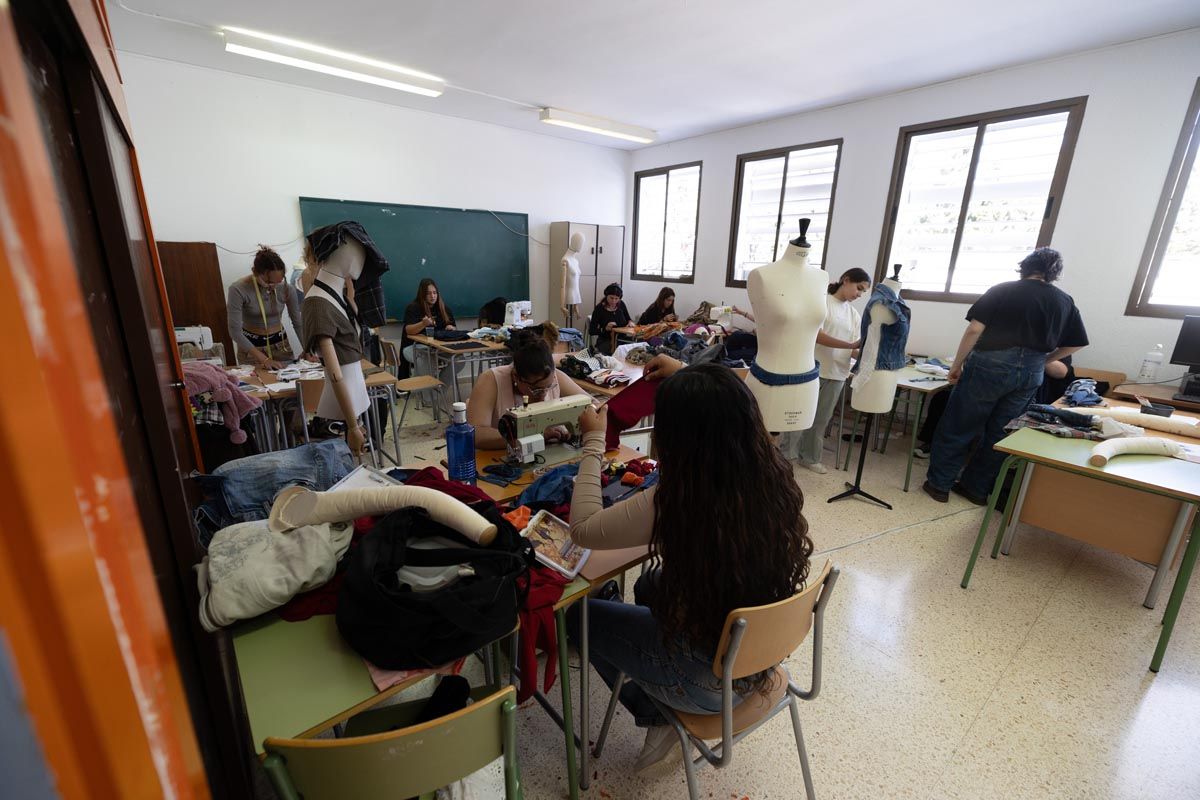 Todas las imágenes del maratón de reciclaje de ropa de la Escola d'Arts de Ibiza