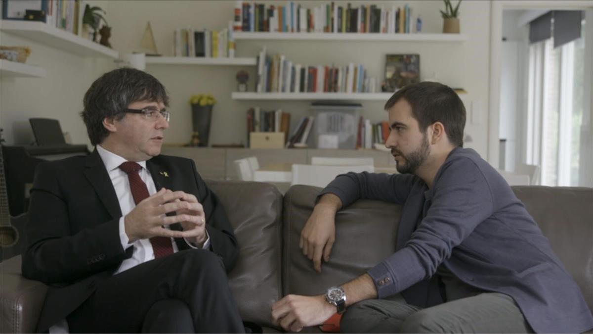 Ricard Ustrell entrevista al 'expresident' Carles Puigdemont, en el programa 'Quatre gats' de TV-3.