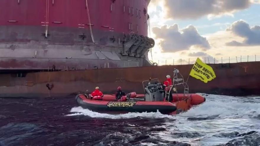 Cuatro activistas de Greenpeace suben a una plataforma petrolífera de Shell en Canarias