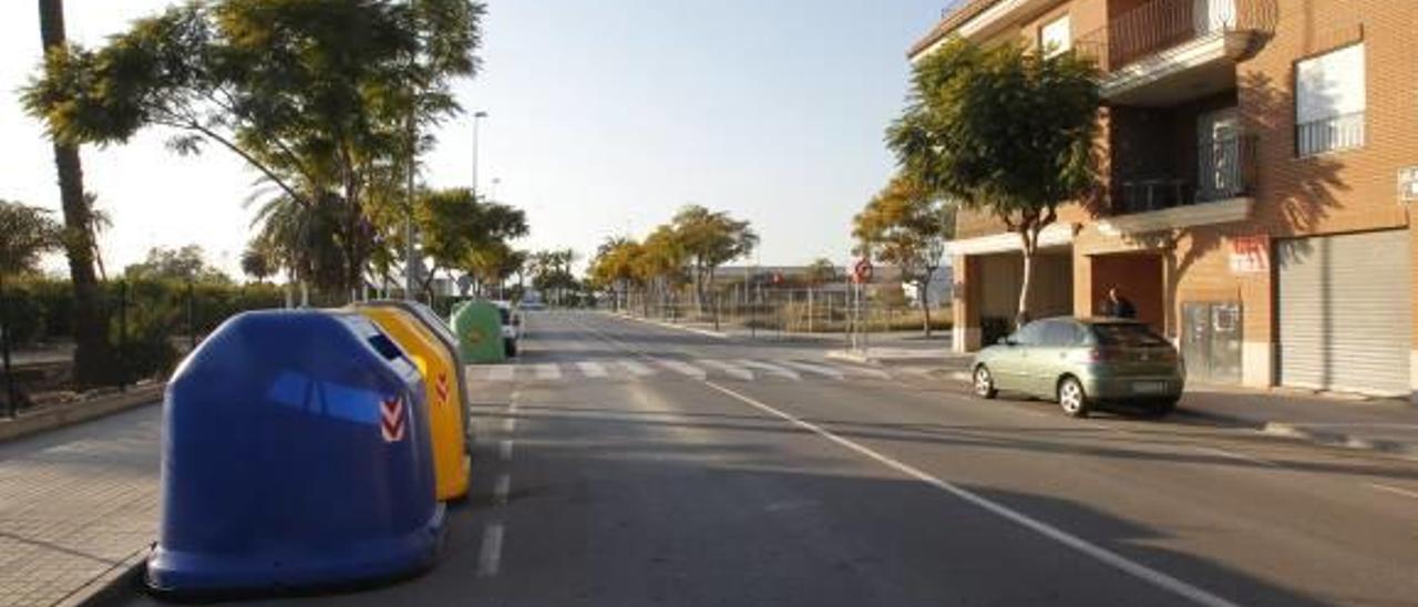 8.000 euros de multa por chocar en Canet contra 4  contenedores, 3 coches y una valla